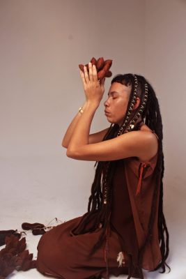 Foto absorvendo as energias e bençãos do urucum