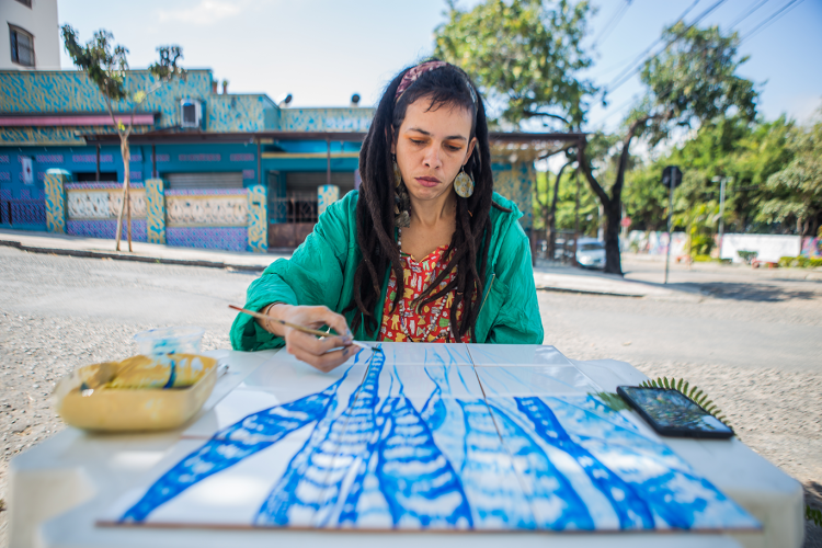 Sol Kuaray Pintando Azulejo TAU